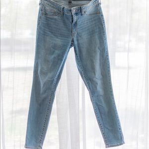Universal Thread // Light Wash Mid Rise Jeggings